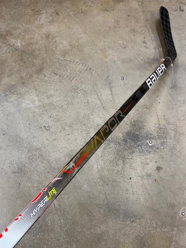Intermediate Bauer Vapor Hyperlite Hockey Stick Left Hand P88 (Used)