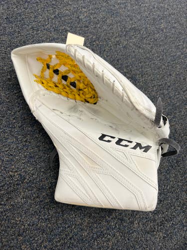 Junior CCM Extreme Flex E4.5 Goalie Glove