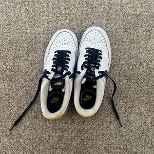 White Unisex Youth Size M 7.5 (W 8.5) Nike Shoes (Used)