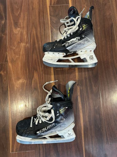 Bauer Vapor Hyperlite 2 Hockey Skates Size 7 (Used)