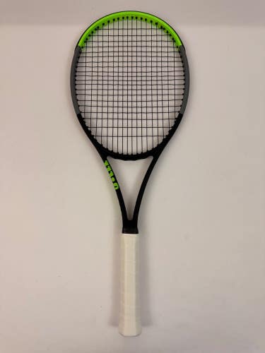 Wilson Blade 98 18x20 V7, 4 3/8 Very Good Condition