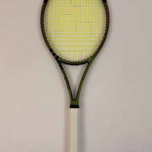 Wilson Blade 98 18x20 V8, 4 1/4 Excellent 9/10