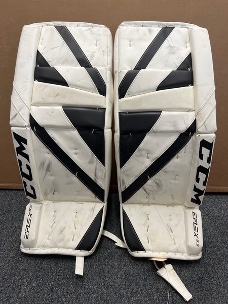 32" Intermediate CCM Extreme Flex 5.5 Goalie Leg Pads (Used)