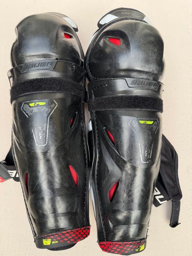 Intermediate Bauer Vapor Hyperlite 14" Shin Pads (Used)