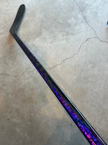 P28 70 Flex Senior Bauer Twitch Right Hand Hockey Stick Pro Stock (Used)