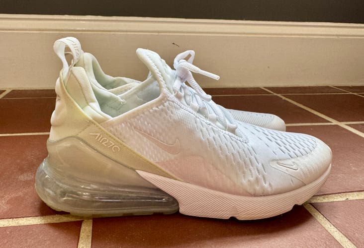 White Unisex Youth Size M 7.0 (W 8.0) Nike Air max 270 Shoes (Used)
