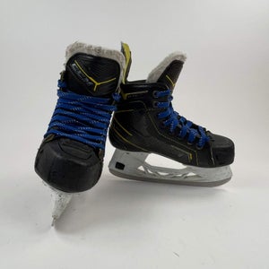 CCM Super Tacks Classic Size 2.5 Junior Hockey Skates