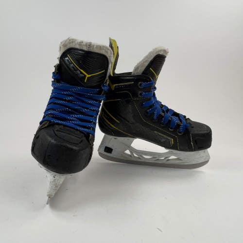 CCM Super Tacks Classic Size 2.5 Junior Hockey Skates