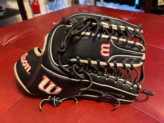 Wilson RH Outfield A2000 Baseball Glove 12.75" (Used)