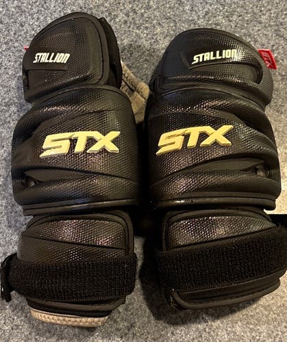STX Stallion 500 Arm Pads : Black