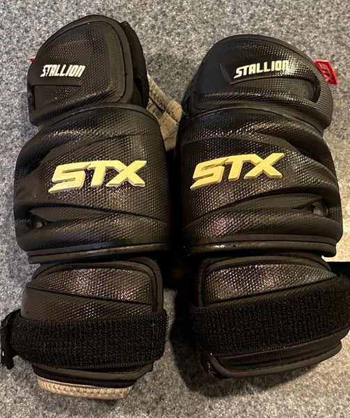STX Stallion 500 Arm Pads : Black