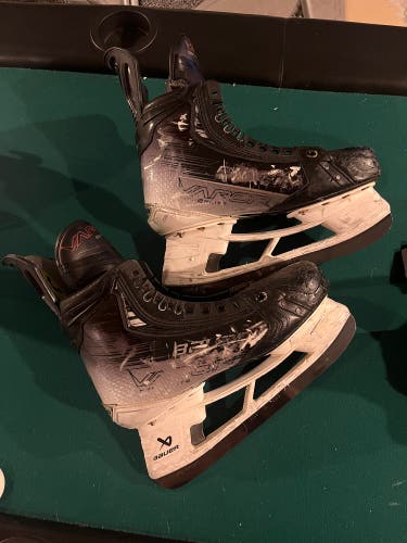 Bauer Vapor Hyperlite 2 Hockey Skates Wide Width 7.5 (Used)