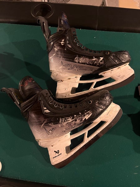 Bauer Vapor Hyperlite 2 Hockey Skates Wide Width 7.5 (Used)
