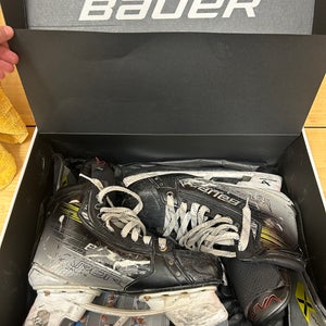 2023 Bauer Vapor Hyperlite 2 Hockey Skates Narrow Width  Pro Stock 8.5 (Used) Come With EXTRA BLADES