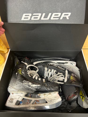 2023 Bauer Vapor Hyperlite 2 Hockey Skates Narrow Width Pro Stock 8.5 (Used) Come With EXTRA BLADES