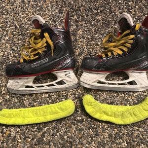 Bauer Vapor Hockey Skates Regular Width  Size 3.5 (Used)