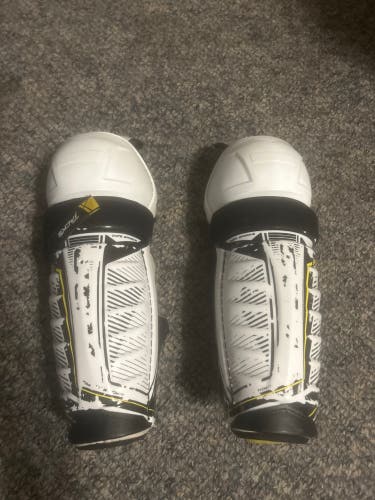 Intermediate CCM Tacks 9060 13" Shin Pads (Used)