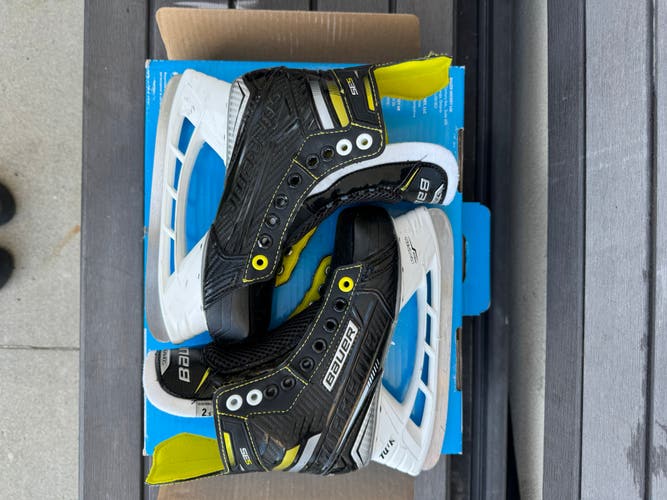 Bauer Supreme 3S Hockey Skates Regular Width Size 2.5 (Used)