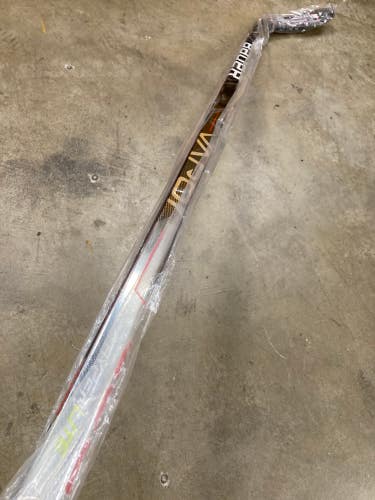 Senior Bauer Vapor Hyperlite Hockey Stick Right Handed P28 (65”)