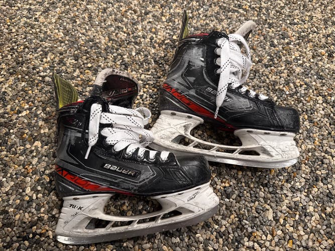 Bauer Vapor X2.9 Hockey Skates Regular Width Size 4 (Used)