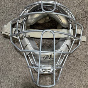 FORCE3 Traditional Defender Catcher's Mask with Patented S3 Shock Suspension System Silver