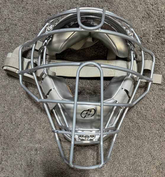 FORCE3 Traditional Defender Catcher's Mask with Patented S3 Shock Suspension System Silver