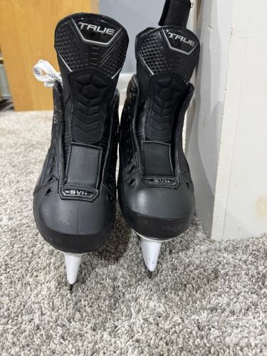 2025 True SVH Pro Hockey Skates Regular Width   7 (Used)