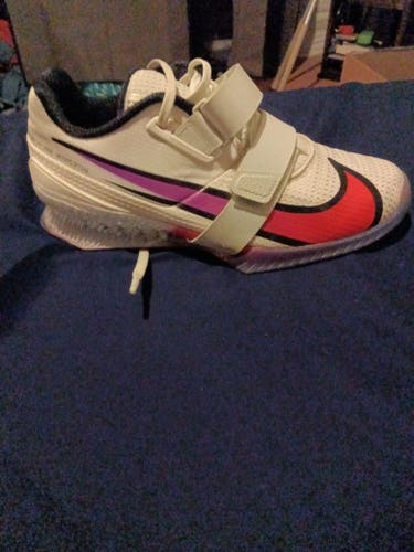 White Men's Adult Size M 9.0 (W 10.0) Nike (Used)