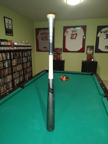 JL 33"/30.5oz. "Black Widow" Maple Bat.
