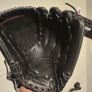2025 Wilson RH Pitcher's A2000 Baseball Glove 12" (New)