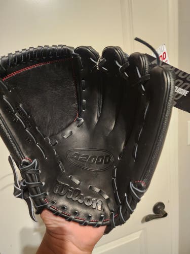 2025 Wilson RH Pitcher's A2000 Baseball Glove 12" (New)