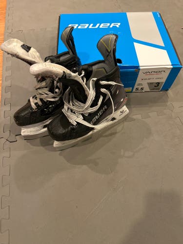 2023 Bauer Vapor X Shift Pro Hockey Skates   Size 5.5 Fit 3 (Used)