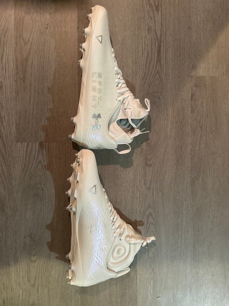 White Unisex Adult Size M 14.0 (W 15.0) Under Armour Molded Cleats Cleats (New)