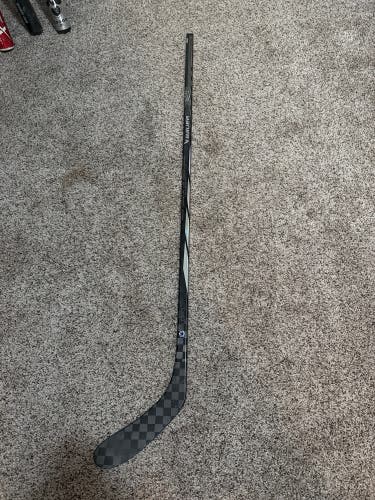 Intermediate Bauer Proto-R Right Handed Hockey Stick P28 (Used)
