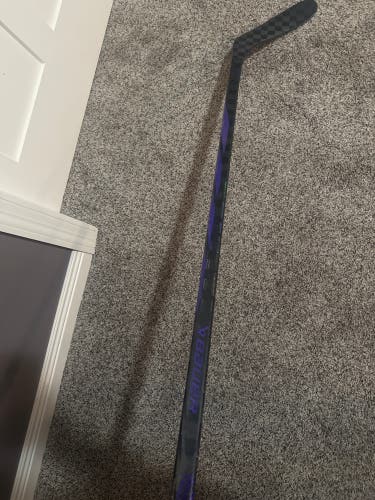 Intermediate Bauer Proto-R Right Handed Hockey Stick P28 (Used)