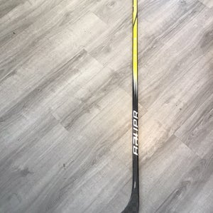 Senior Bauer Vapor Hyperlite 2 Right Handed Hockey Stick Pro Stock Hovi (New)