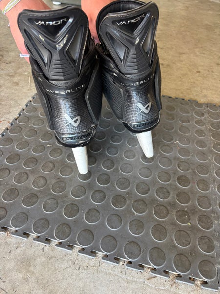 Bauer Vapor Hyperlite 2 Hockey Skates 7.5 (Used)