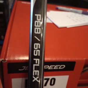 Intermediate Bauer Vapor Hyperlite 2 Right Handed Hockey Stick P88 Flex 65 (New)