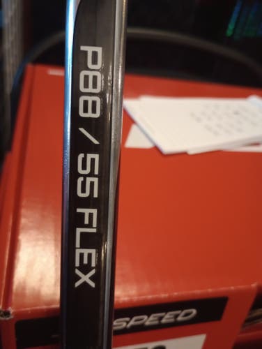 Intermediate Bauer Vapor Hyperlite 2 Right Handed Hockey Stick P88 Flex 55(New)