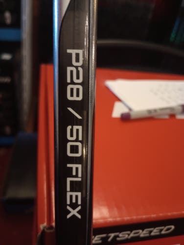 Junior Bauer Vapor Hyperlite 2 Right Handed Hockey Stick P28 Flex 50 (New)