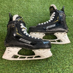 Junior Bauer Supreme 2S Hockey Skates Regular Width Size 2.5 (Used)
