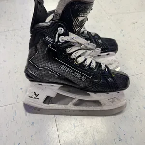 Bauer Hockey Skates Regular Width Size 2.5 (Used)