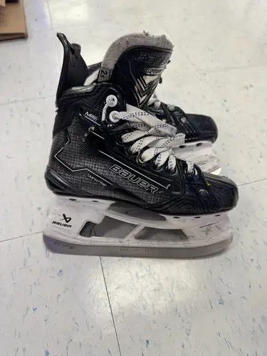 Bauer Hockey Skates Regular Width Size 2.5 (Used)