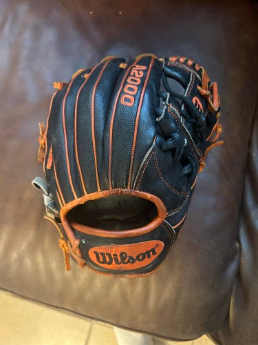 Wilson RH Infield A2000 Baseball Glove 11.75" (Used)