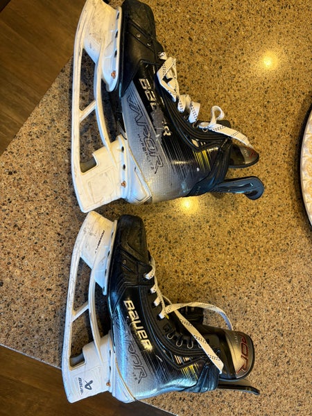 Bauer Vapor Hyperlite 2 Hockey Skates  8 (Used)