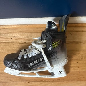 Bauer Vapor Hyperlite 2 Hockey Skates Pro Stock 9.5 (Used)