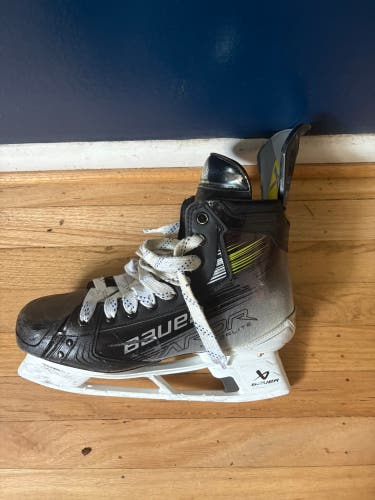 Bauer Vapor Hyperlite 2 Hockey Skates Pro Stock 9.5 (Used)