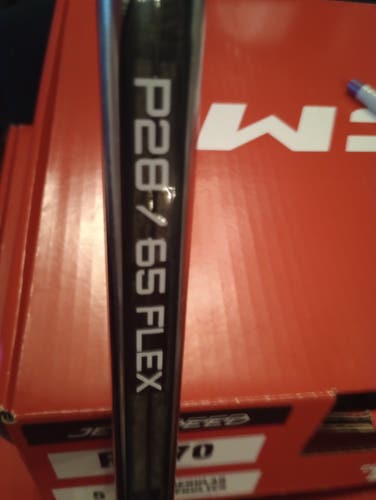 Intermediate Bauer Vapor Hyperlite 2 Left Hand Hockey Stick P28 Flex 65 (New)