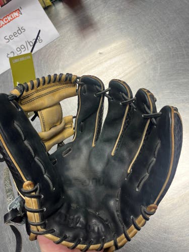 Wilson RH Infield A2000 Baseball Glove 11.75" (Used)