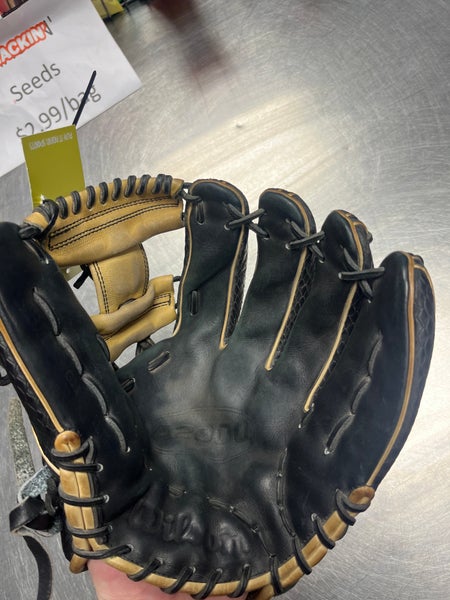 Wilson RH Infield A2000 Baseball Glove 11.75" (Used)
